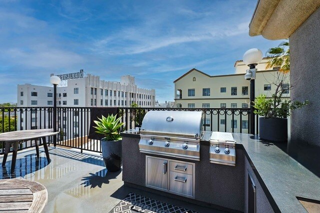 Building Photo - 585 N Rossmore Ave