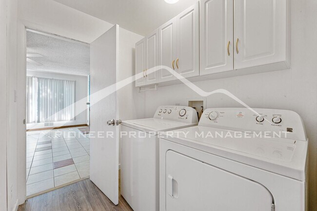 Building Photo - Single Family Home with 1 Car Garage and Central Air!