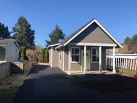Building Photo - Two bedroom, one bathroom cottage in the h...
