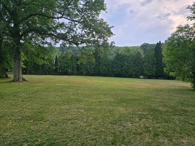 Building Photo - 302 South Dr