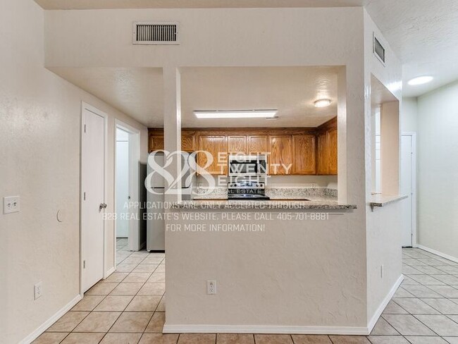 Building Photo - *AVAILABLE NOW!* Spacious 3 Bed/2.5 Bath Duplex Townhome Available in Norman!