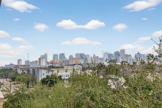 Building Photo - 2308 Bastrop St