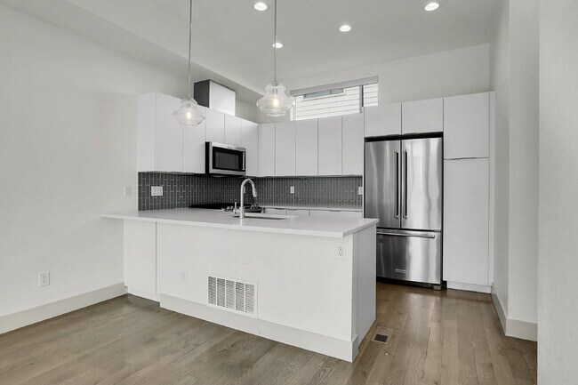 Building Photo - $3,200.00 - 2 Bedrooms, 2.2 Bathrooms, Tow...