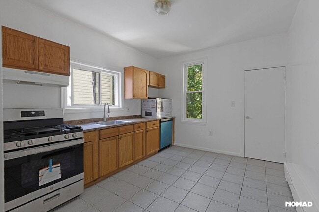 Building Photo - Spacious 4BR Apartment in Newark