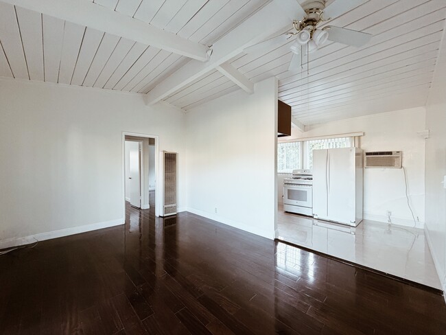 Building Photo - 243 1/2 S Church Ln