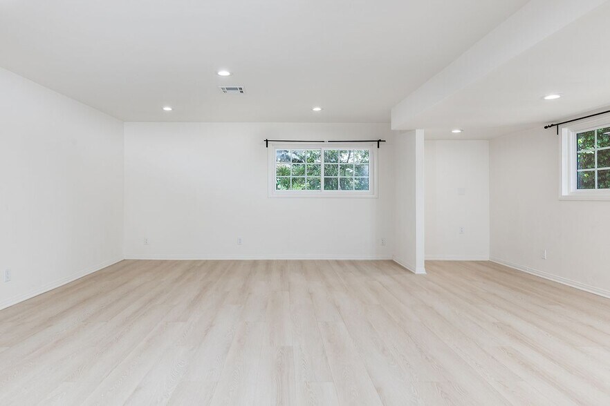 Building Photo - 3511 Paraiso Way
