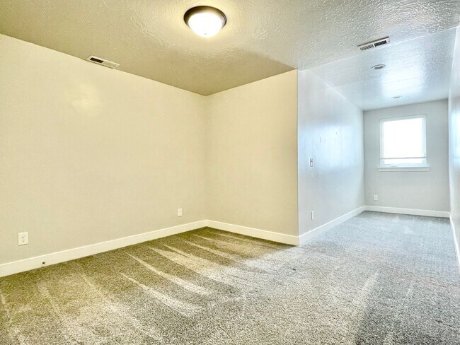 Building Photo - 1572 N 3950 W