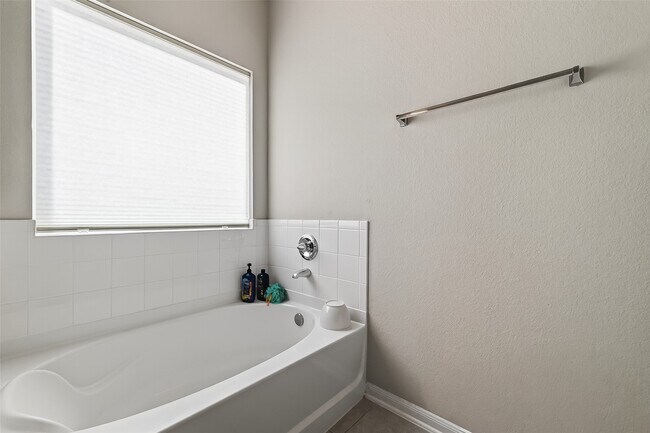 Building Photo - 2422 Agassiz Dr