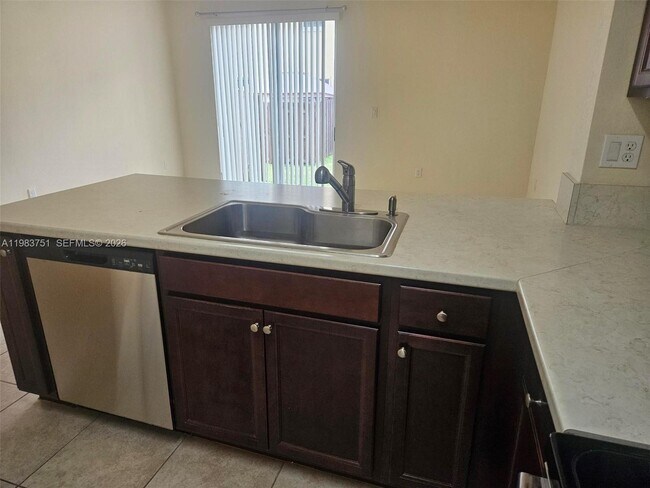 Building Photo - 142 SE 28th Ter