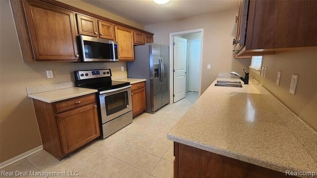 Building Photo - 6146 Lone Oak Cir