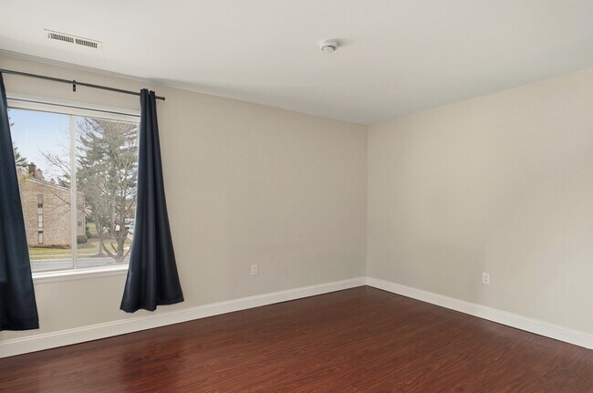 Building Photo - 10596 Twin Rivers Rd