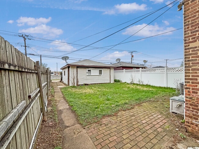 Building Photo - 5156 W 63rd Pl