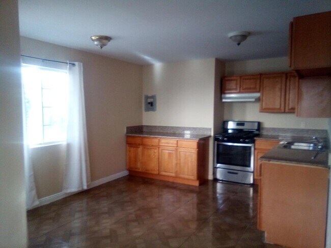 kitchen/break fast area with large window - 2106 S Ridgeley Dr