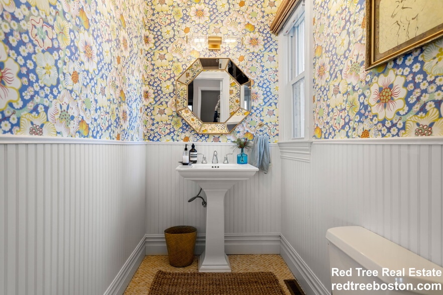 Building Photo - 687 E 6th St