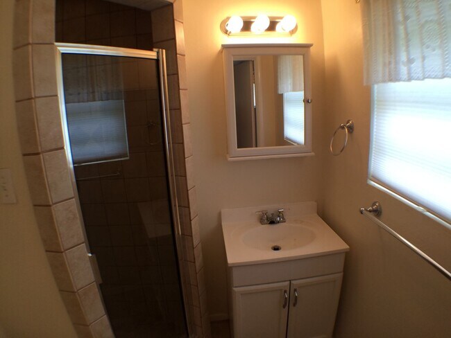 Building Photo - Charismatic 3 Bed 2 Bath Home!