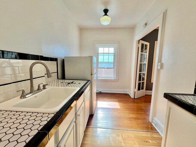 Building Photo - Historic Studio in Prime Alphabet District Location! Move in Special!