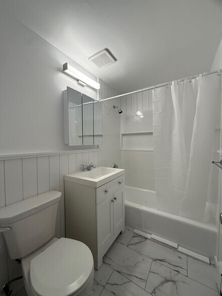 Building Photo - 240 Belmont St