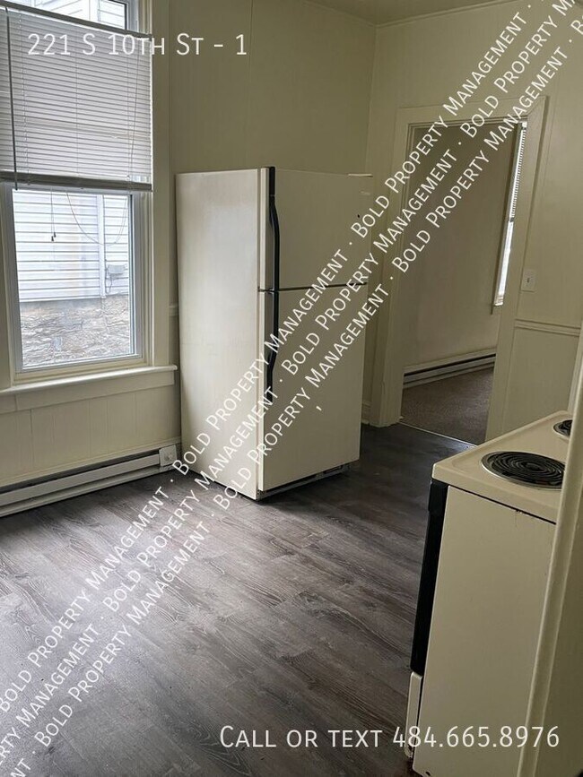 Building Photo - 221 S 10th St