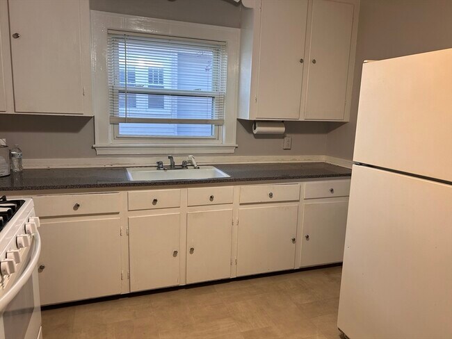 Building Photo - 24 Gilmore St