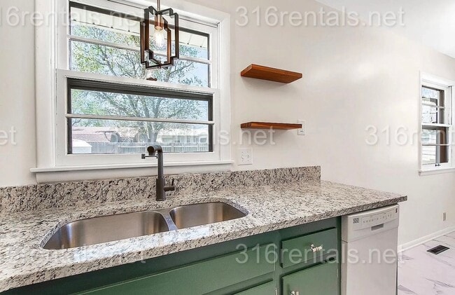 Building Photo - $1795 - 4 bed 2 bath - Single Family Home