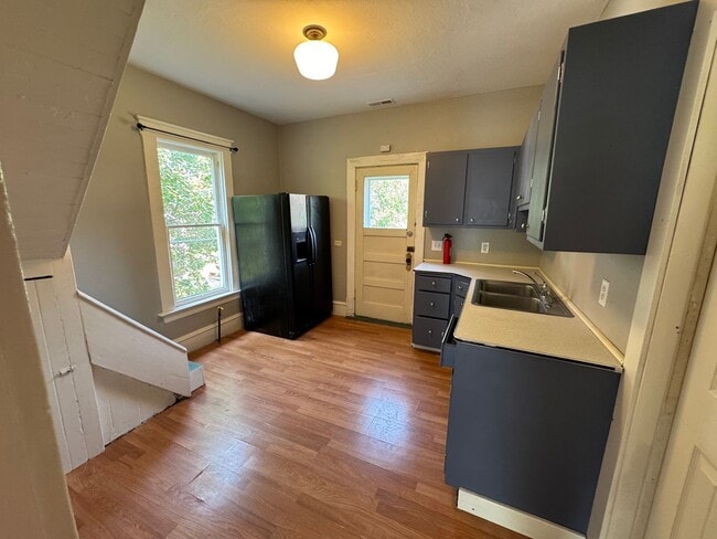 Building Photo - Cozy Home
