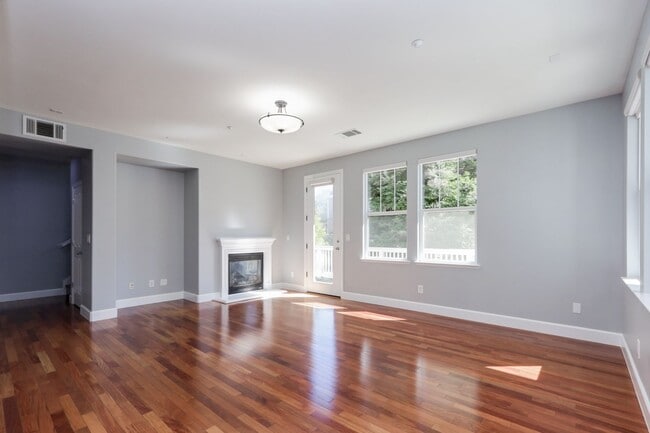 Building Photo - 3 Bed / 2.5 Bath beautiful end unit townhome with tons of upgrades. YouTube Tour!!