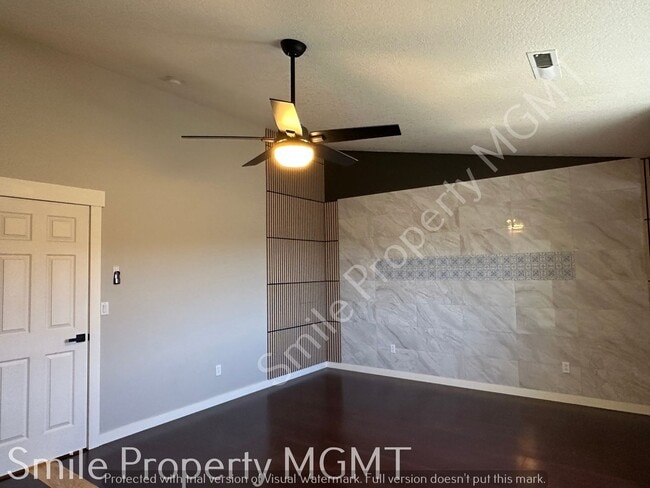 Building Photo - 4524 SE Oakhurst St