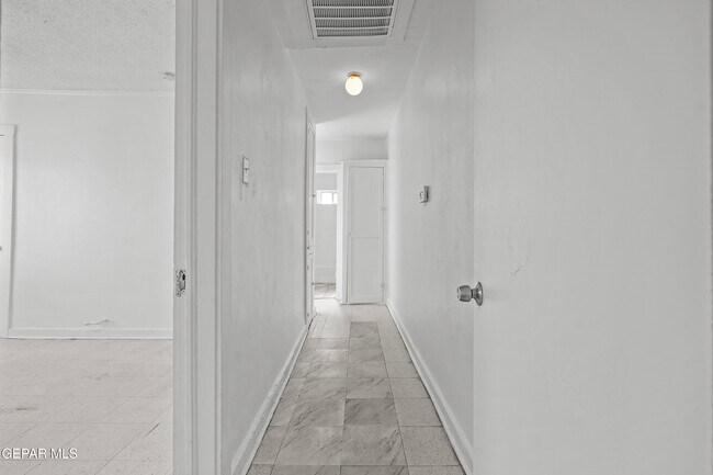 Building Photo - 3418 Frankfort Ave