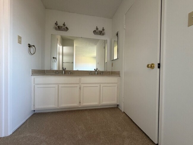 Building Photo - Gorgeous 4 Bed 3 bath