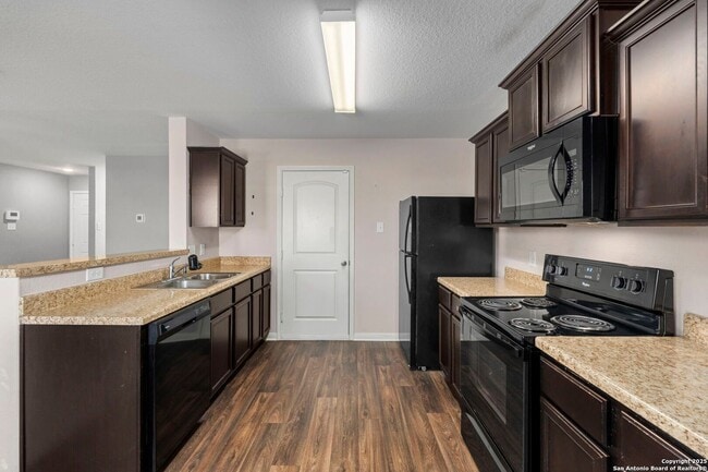 Building Photo - Charming Home Awaits: Spacious & Modern Living in a Prime Location