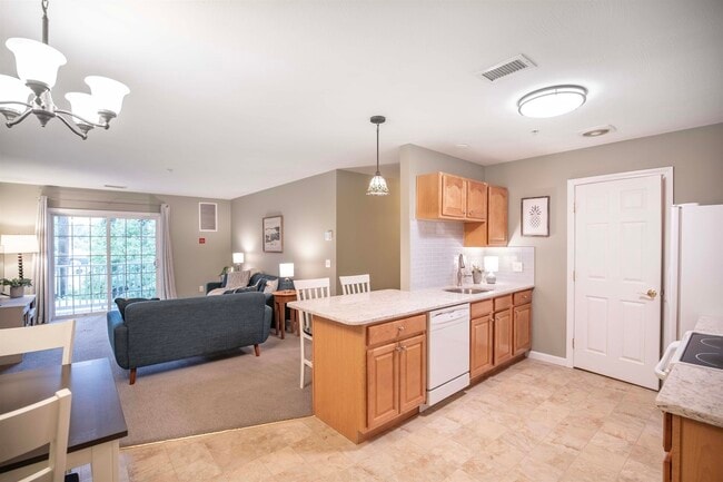 Building Photo - 65 Fordway Extension