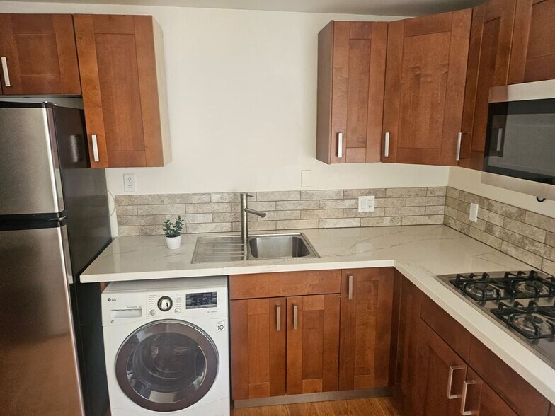 Building Photo - 20624 Kittridge St