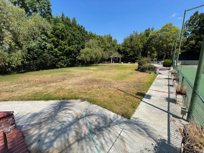 Building Photo - 19077 Oriente Dr