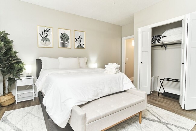 Building Photo - Fully Furnished 2BD Duplex in the Heart of downtown Indy!