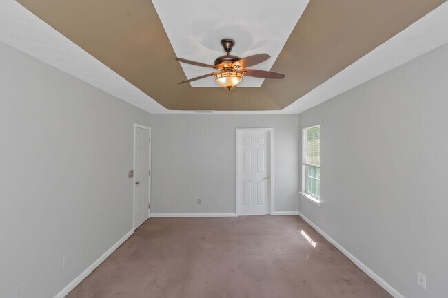 Building Photo - Spacious and inviting