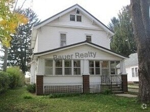 Building Photo - Four Bedroom, Mapleton Schools!
