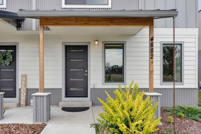 Building Photo - 3 Bed 2.5 Bath Townhome With Garage | $2,6...