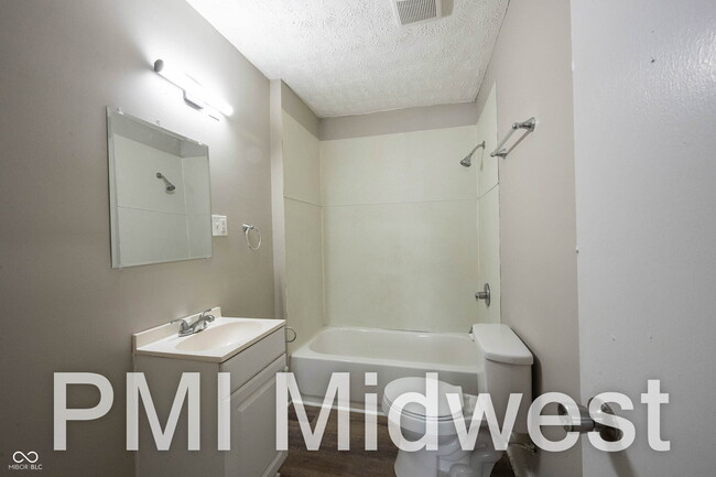 Building Photo - 2932 N Dearborn St