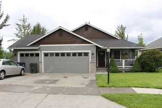 Building Photo - Spacious single-level 3 BR + office in NE ...