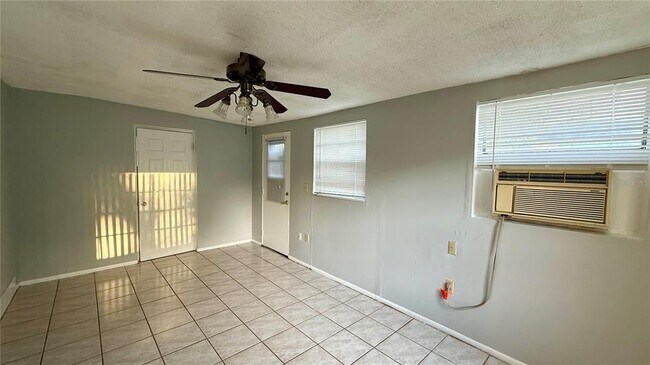 Building Photo - 724 N Lincoln St