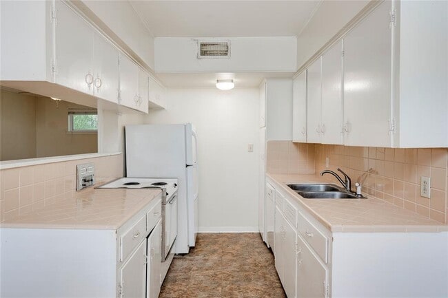 Building Photo - 1511 Shoal Creek Blvd