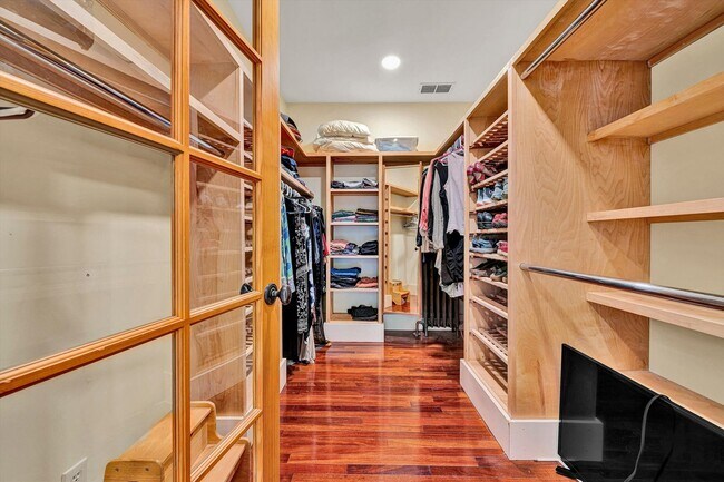 Building Photo - 2229 Wycliffe Ave SW