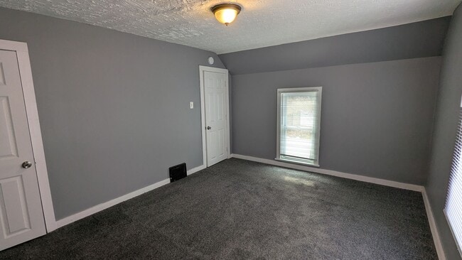 Building Photo - Charming 3-bedroom, 1-bathroom home located in the heart of Akron