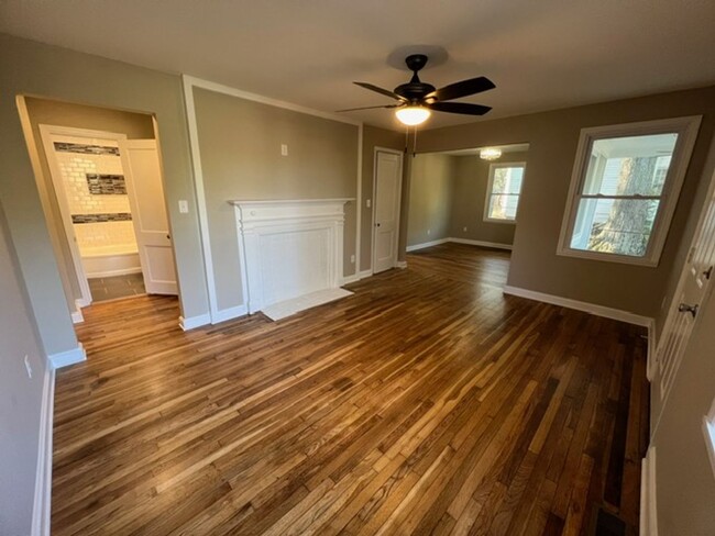 Building Photo - Newly renovated 2 bedroom 1 bath house!