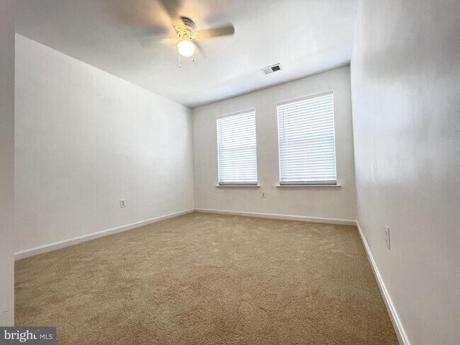 Building Photo - 4971 Clarendon Terrace