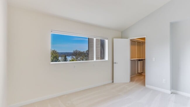 Building Photo - 5bd/5ba Mercer Island Home