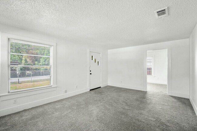Building Photo - 904 Mansfield St