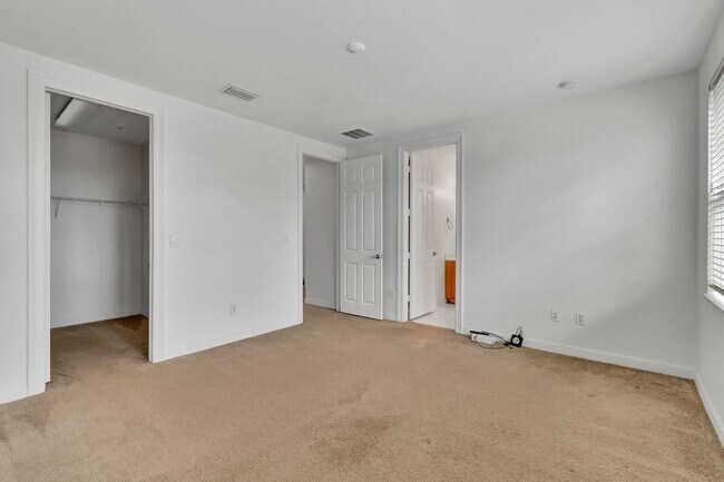 Building Photo - 4 BEDROOMS 3.5 BATHROOMS!! GATED COMMUNITY