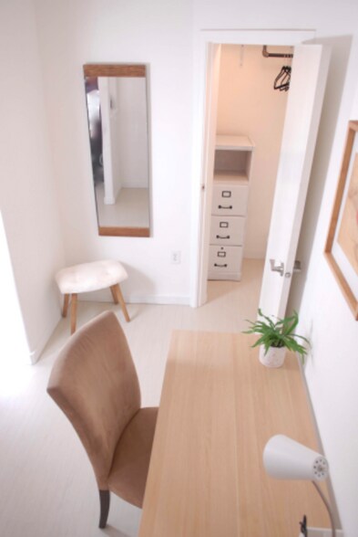 Building Photo - 617 E Krall St