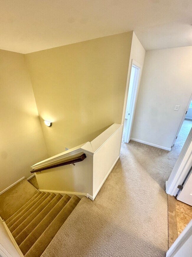 Building Photo - PARKLAND SCHOOLS! THREE BEDROOM TOWNHOME